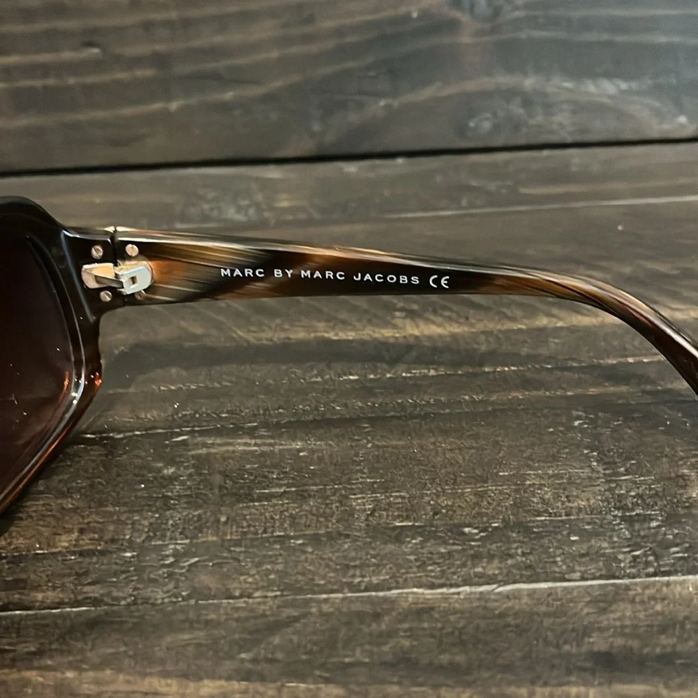 MARC BY MARC JACOBS SUNGLASSES W/ BRANDED CASE - Picture 6 of 10